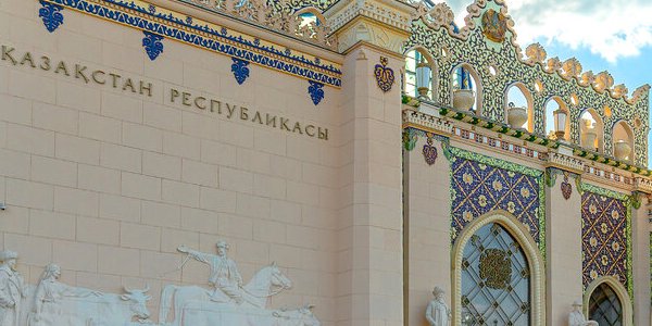 International exhibits transportation